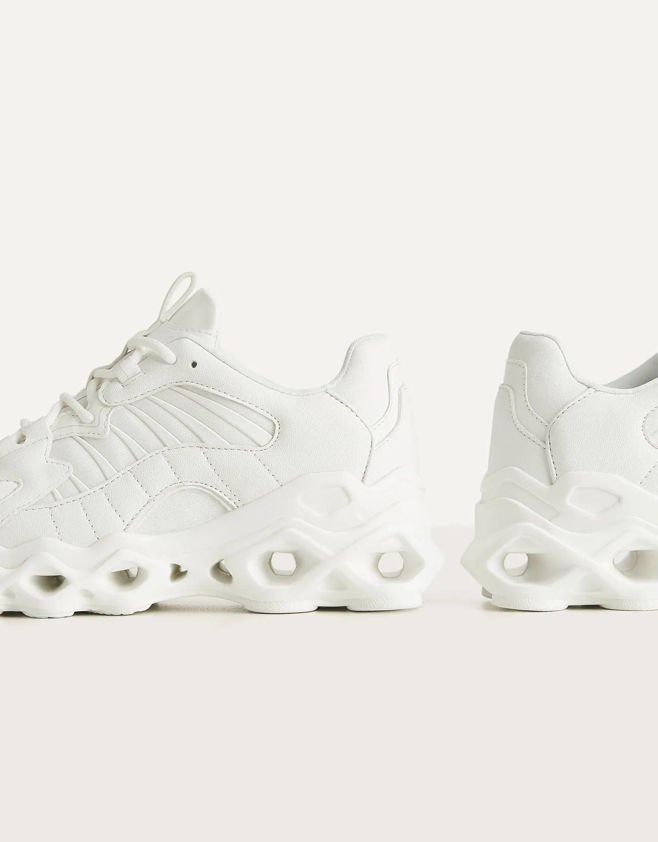 Sneaker mit Öffnungen in der Sohle